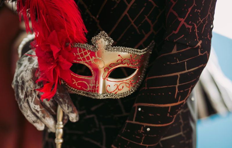 Puntig zwart halfmasker voor volwassenen Puntig zwart halfmasker voor volwassenen